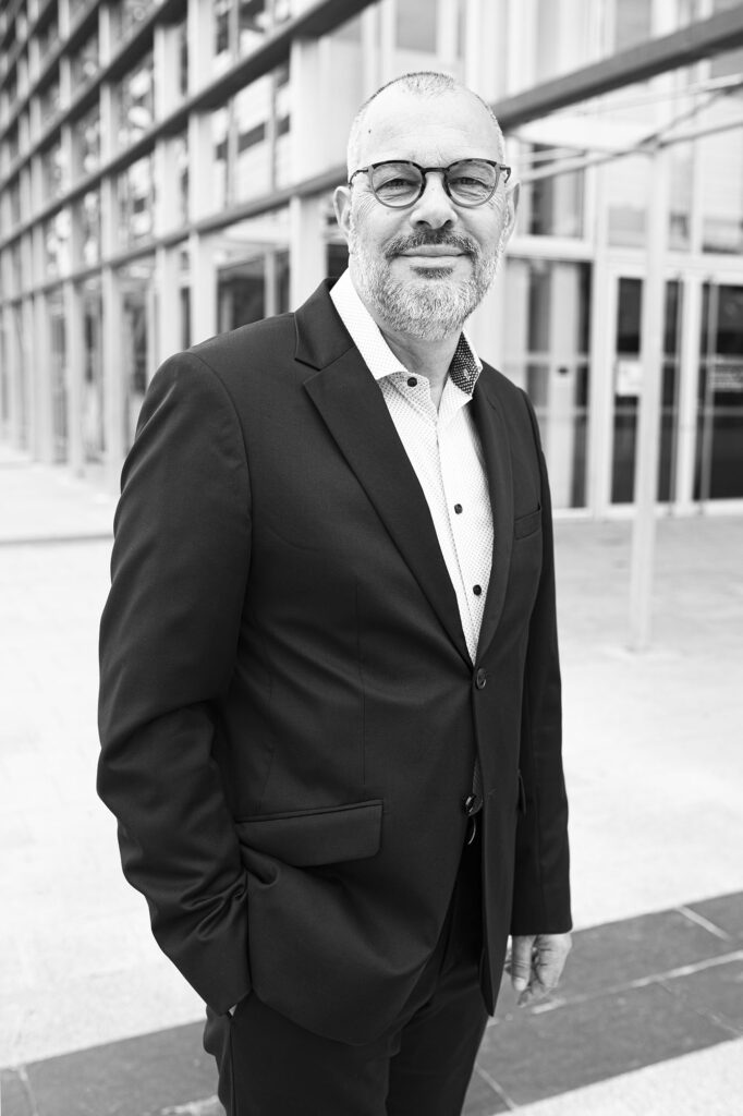 Photographe-portrait-corporate-angers Portrait professionnel réalisé en noir et blanc à Angers