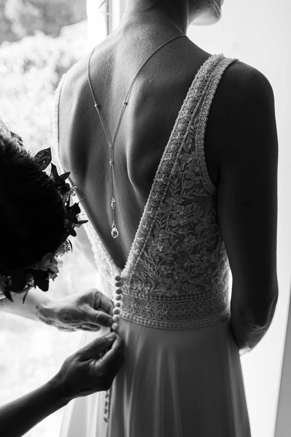 photographie de detail de la robe de la mariée