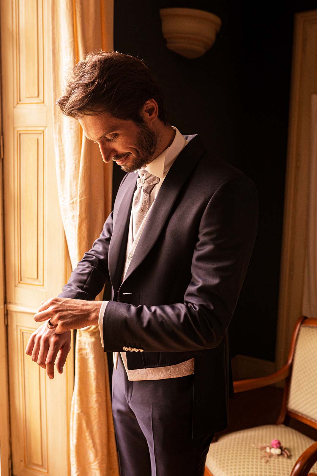 photographie en couleur pris lors d'un mariage lors des préparatifs du marié