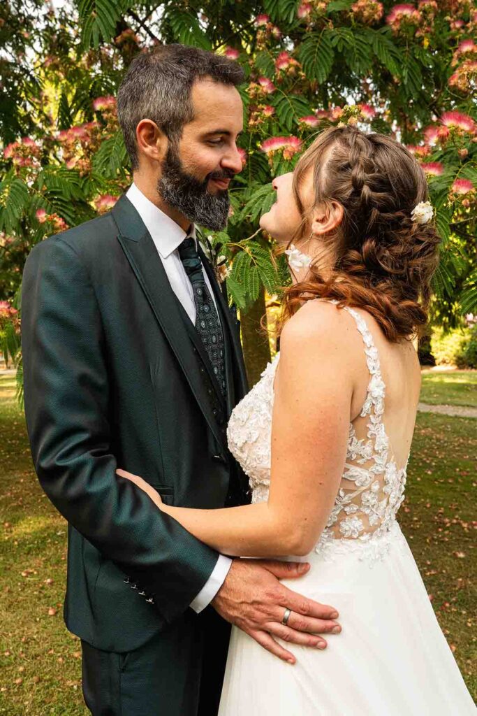 photographie de couple lors d'un mariage en sarthe