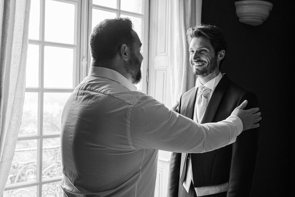 mariée et témoin éclatant de rire lors d'un mariage à angers