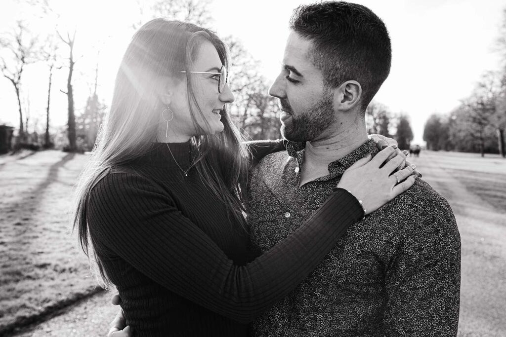 photographie d'une séance couple avant le mariage à angers au parc Balzac