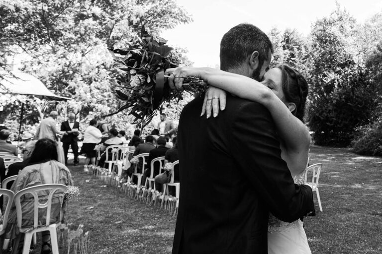 mariée et marié s'embrassant à la fin de la cérémonie civile lors de leur mariage