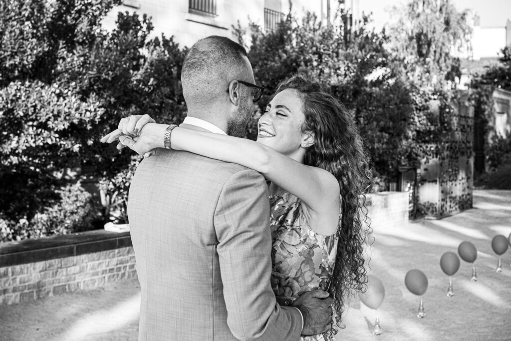 photographie d'une demande en mariage en france devant le château d'angers