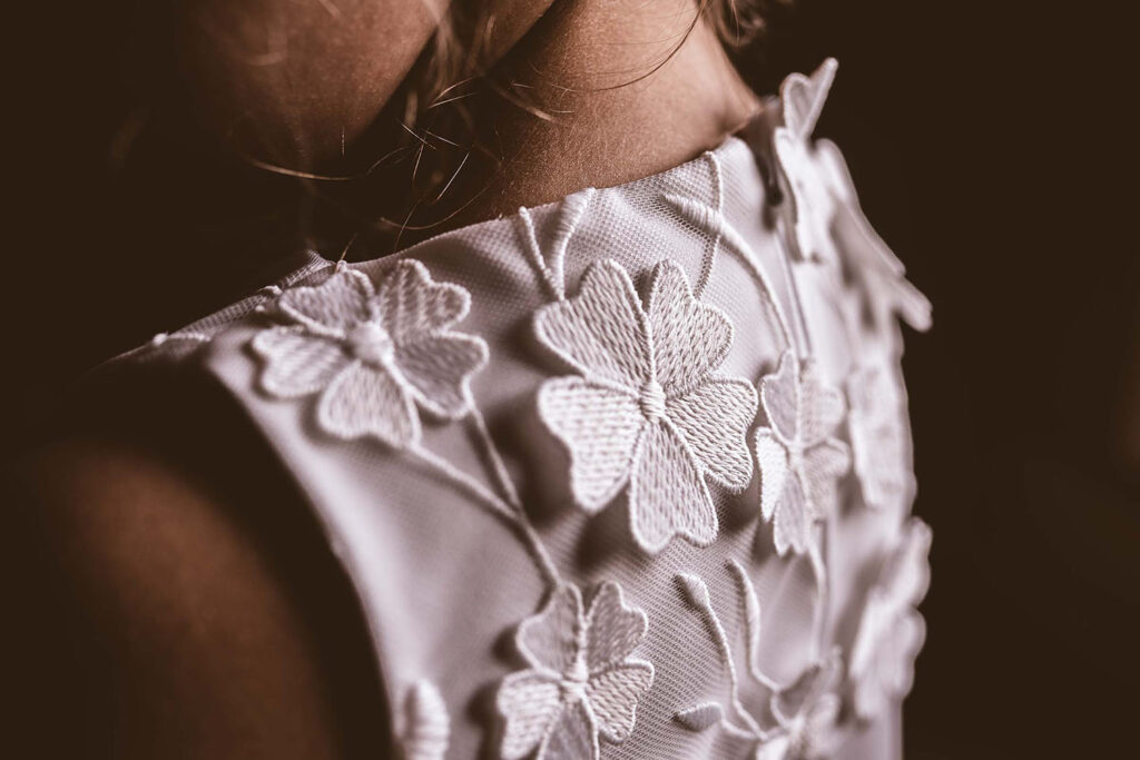 photographe de détails de la robe d'une demoiselle d'honneur lors d'un mariage